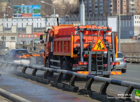 Уборка дорог во Владивостоке идёт в круглосуточном режиме